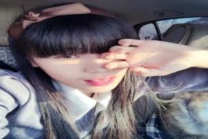 《五福星撞鬼》电影hd在线观看_在线电影 - 雅客电影网 1080p中国香港喜剧19926.092分钟粤语 2023年10月31日导演:洪金宝 曾志伟 元奎 刘观伟主演:洪金宝 曾志伟 陈百祥 冯淬帆 吴耀汉 秦祥林 吕少玲 邱月清 陈妙瑛 刘观伟 胡慧中 林德禄 黄凯森 陈中泰 秦虹 叶荣祖剧情:鹧鸪(洪金宝)、西洋参(秦祥林)、犀牛(冯淬帆)、大圣地(吴耀汉)、罗汉果(曾志伟)这五个朋友最近感到很无聊。吹嘘出去勾引女人,却一无所获。当他极其无聊时,五福星约了去一个离岛旅行。一路走来,困难不断,但也有人乐在其中。晚上几人玩得正开心的时候,却听到隔壁无人的宅邸里传来了奇怪的声音。大圣地和蔡鹧鸪冒险前往那里,发现了一男一女两个鬼。第二天,大家就向霸王花(胡慧中饰)报了警。胡锦涛虽然不相信五福星的说法,但还是派了梁来娣等四名美女警察前去调查。原本他们打算捉弄鬼屋里的四名女警察,结果梁却被男鬼(陈百祥饰)附身。 男鬼生前惨遭杀害,失去了心爱的爱人。死后,被贪婪女鬼所困。五位朋友决心帮助他实现愿望... <br>《五福星撞鬼》1992年上映的电影,由洪金宝、曾志伟、元奎、刘冠伟执导,黄秉尧编剧。相关演员包括洪金宝、曾志伟、陈百祥、 播放